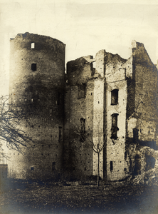 94567 Gezicht op de ruïne van kasteel De Haar te Haarzuilens (gemeente Vleuten).N.B. De gemeente Vleuten is per 1 ...